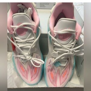 NWB- Li-Ling professional basketball shoes. Us 11.5
Pink ,mint, green and white